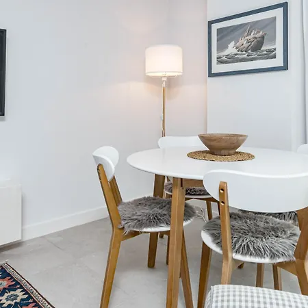 Lmea1a Modern And Well Connected 1 Bedroom Flat